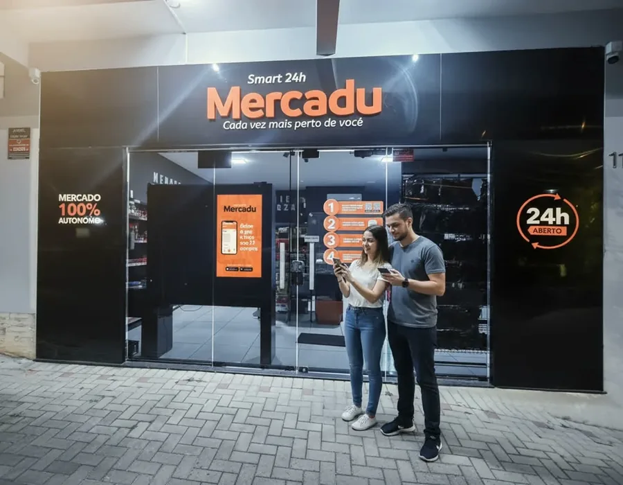 Mercadu Smart 24h — família comprando